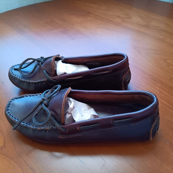 Minnetonka Women's Classic Driving Moccasin in Dark Brown Leather - Picture 2 of 5